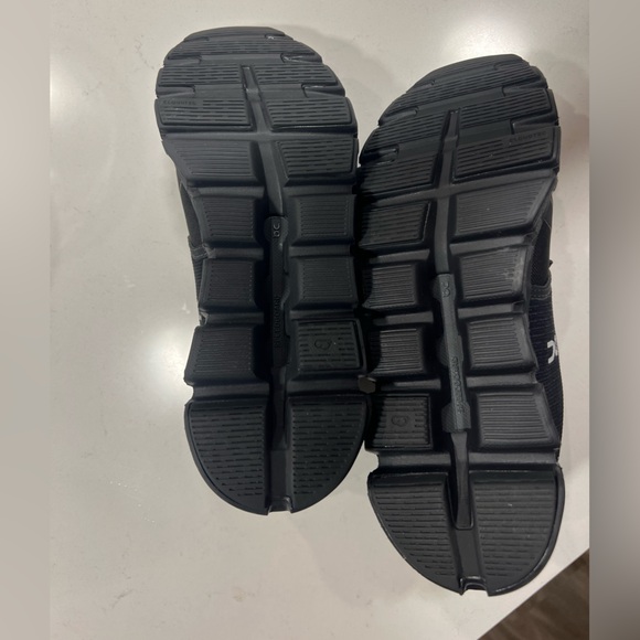 On Running Women’s Black Cloud 6 Waterproof Shoes - Picture 2 of 8